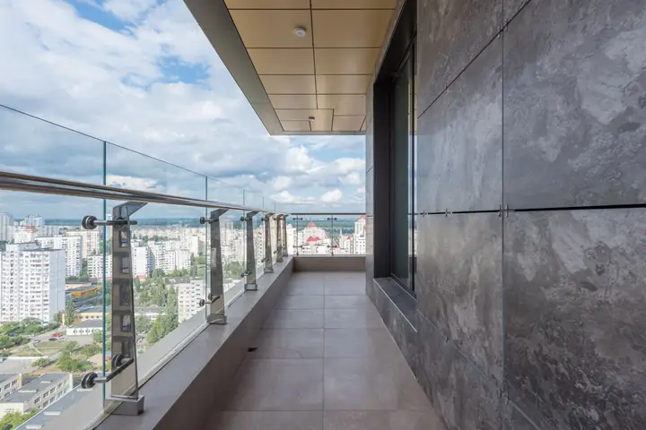 Balkon mit Glasgeländer und weitem Blick über die Stadt